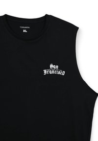 Canotta nera in cotone, con un design stampato bianco che include "San Francisco" e un slogan sottostante.