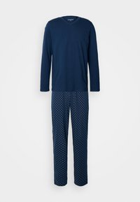 Top de cuello en V de manga larga en color navy combinado con pantalones estampados que presentan un diseño de diamantes en tonos más oscuros de navy, fabricados con una tela suave.