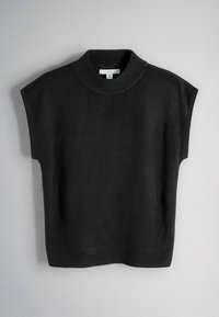 Jersey negro de punto sin mangas con cuello alto y ribete acanalados, talla mediana, colocado plano sobre un fondo claro.