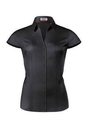 Czarna damska bluzka na krótki rękaw z przodu zapinana na guziki, z ostrym kołnierzykiem, dopasowaną talią i gładkim satynowym materiałem.