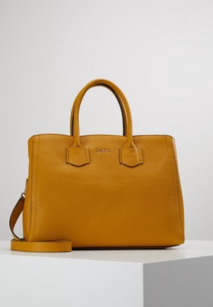 Musztardowożółta skórzana torebka z podwójnymi górnymi uchwytami, odpinanym paskiem na ramię i małym metalowym logo z przodu.