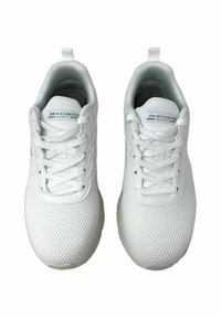 Basketball blancs en maille avec une surface texturée, bouts ronds et design à lacets. Comprend une languette rembourrée et un label de marque sur la languette.