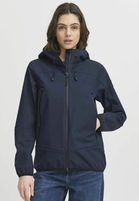Marineblaue Softshell-Jacke mit Kapuze, vorderem Reißverschluss, verstellbaren Kordeln, seitlichen Reißverschlusstaschen und elastischen Bündchen. Glattes Material.