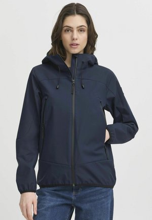 Giacca soft-shell blu navy con cappuccio, chiusura frontale con zip, cordini regolabili, tasche laterali con zip e polsini elasticizzati. Texture liscia.