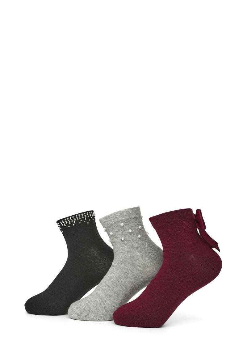 Trzy pary skarpetek kostkowych: czarne ze świecidełkami przy mankiecie, szare z perłowymi akcentami i burgundowe z kokardą z tyłu.