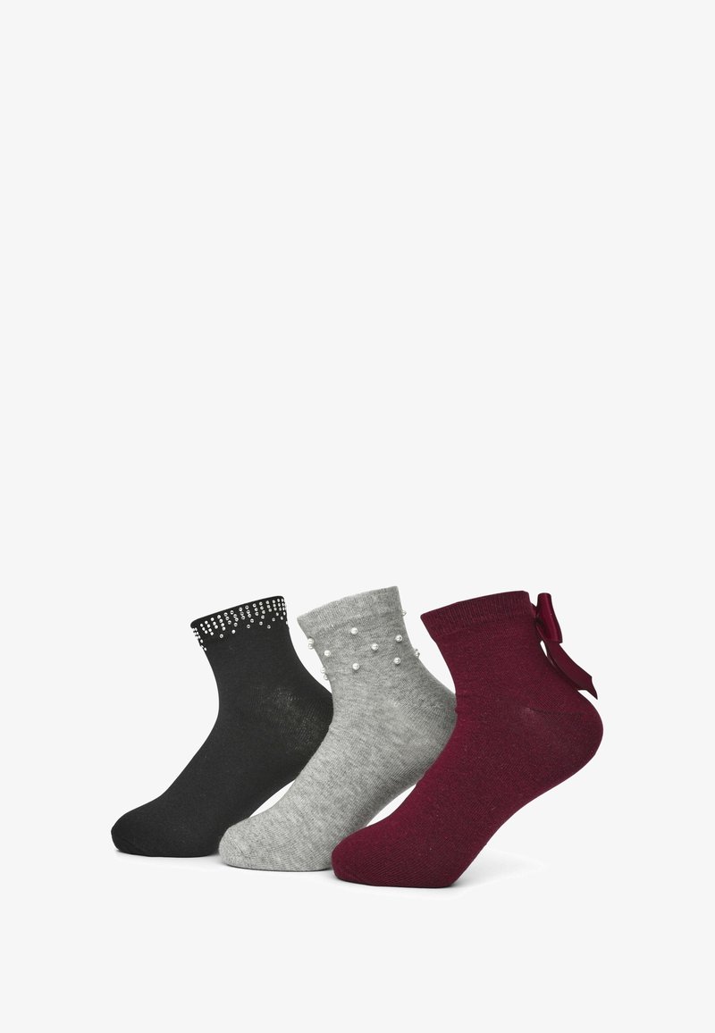 Trzy pary skarpetek kostkowych: czarne ze świecidełkami przy mankiecie, szare z perłowymi akcentami i burgundowe z kokardą z tyłu.