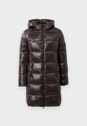 Manteau en duvet marron avec une finition brillante, capuche, fermeture éclair à l'avant et poches latérales. Il présente des sections matelassées horizontales pour l'isolation.