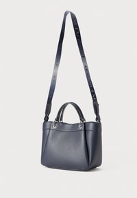 Borsa a mano in pelle granitata di colore blu navy, con doppio manico superiore e una lunga tracolla regolabile, caratterizzata da hardware in argento e un design strutturato.