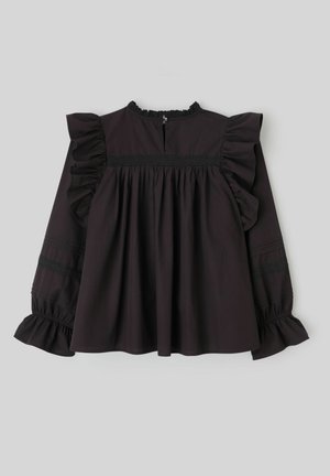 Blouse noire à manches longues avec détails à volants, tissu texturé, corsage froncé et fermeture par bouton au dos, présentant un col montant.