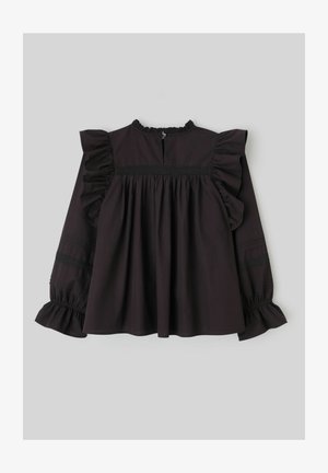 Blouse noire à manches longues avec détails à volants, tissu texturé, corsage froncé et fermeture par bouton au dos, présentant un col montant.