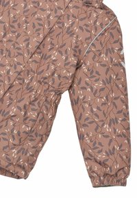 Manche de veste marron avec poignets élastiques, présentant un motif délicat de feuilles et de baies en gris et blanc et une bande réfléchissante à l'épaule.