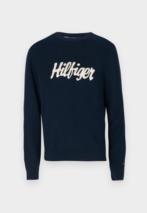 Navyfarbener Strickpullover mit Rundhalsausschnitt und langen Ärmeln. "Hilfiger"-Logo aus weißem Garn auf der Brust. Rippbündchen und -saum.