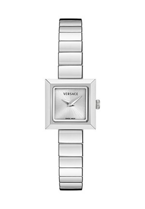 Montre-bracelet carrée en argent Versace avec bracelet métallique lié, cadran minimaliste affichant les aiguilles des heures et des minutes, étiquetée Swiss Made.
