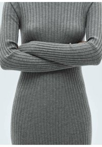 Robe en tricot côtelé grise avec manches longues, présentant des rayures verticales, une silhouette ajustée et une texture douce.