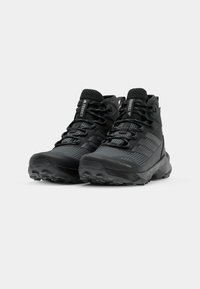 Schwarze Wanderschuhe mit strukturiertem Obermaterial, Netzeinsätzen und verstärkter Zehenpartie. Verfügen über einen gepolsterten Schaft und eine robuste Laufsohle für besten Halt.