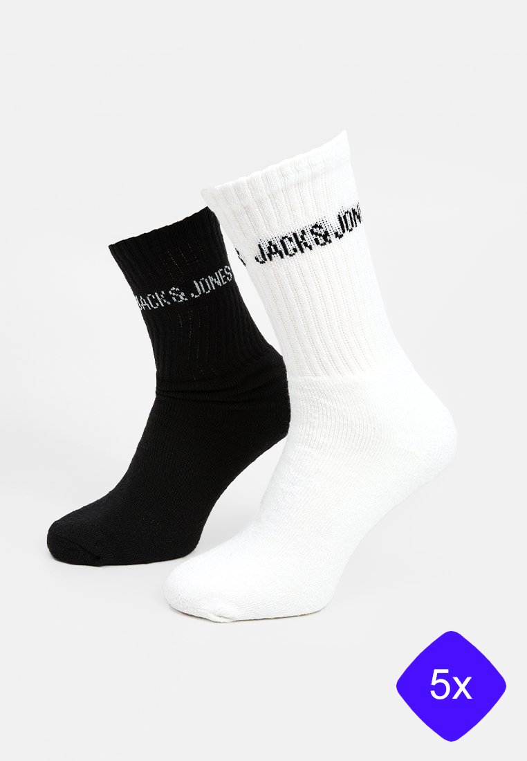 Jedna czarna i jedna biała skarpetka prążkowana z napisem "JACK & JONES" na mankiecie na białym tle, wskazana paczka pięciu.