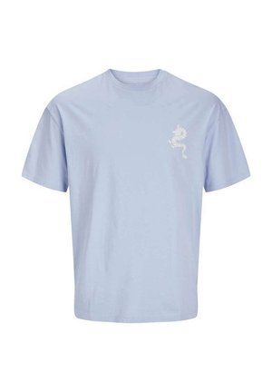 T-shirt en coton bleu clair avec un col rond et des manches courtes, présentant un petit graphique d'un dragon blanc sur la zone inférieure gauche de la poitrine.