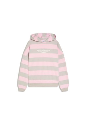 Sweat à capuche avec de larges rayures horizontales roses et beiges et texte "WILD DIVISION FLY HIGH, STYLE COOL" sur la poitrine.
