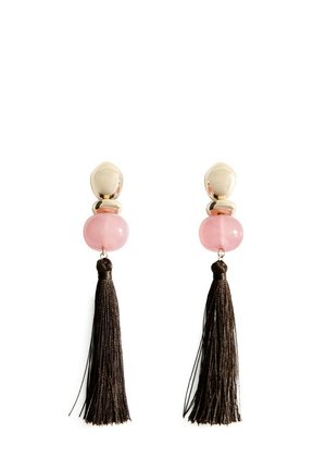 Boucles d'oreilles clous en ton or avec perles rondes roses et longues pampilles noires, sur fond blanc.