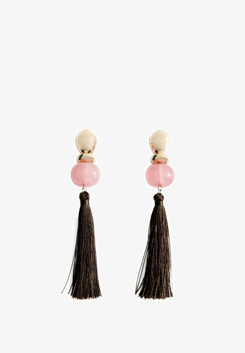 Boucles d'oreilles clous en ton or avec perles rondes roses et longues pampilles noires, sur fond blanc.