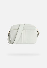Borsa a tracolla in pelle bianca con superficie texturizzata, chiusura con zip e tracolla regolabile. Presenta due tasche frontali e dettagli in metallo dorato.