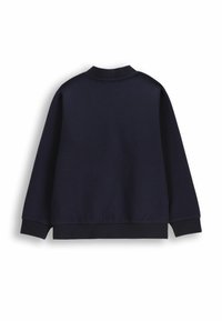 Granatowy sweter z okrągłym dekoltem, obniżonymi ramionami i żebrowanymi mankietami. Miękka tkanina o gładkiej fakturze, bez widocznych wzorów czy akcentów.