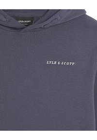 Felpa blu navy realizzata in tessuto testurizzato, con tasca a canguro e un piccolo logo bianco "LYLE & SCOTT" sul petto.