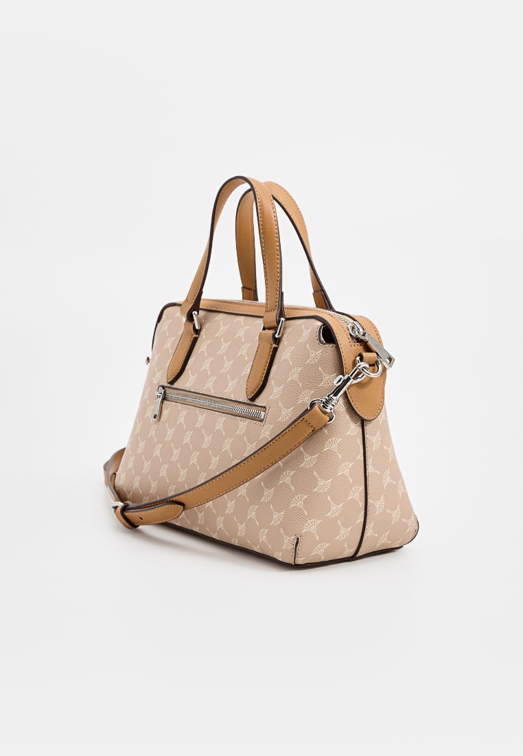 Beige Handtasche mit strukturiertem Finish, ausgestattet mit kontrastierenden hellbraunen Ledergriffen und einem verstellbaren Schulterriemen sowie einer Reißverschlusstasche auf der Vorderseite.