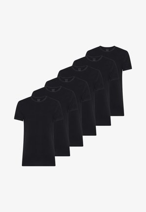 Sei T-shirt nere a maniche corte con scollo rotondo disposte in modo sfalsato su uno sfondo bianco.