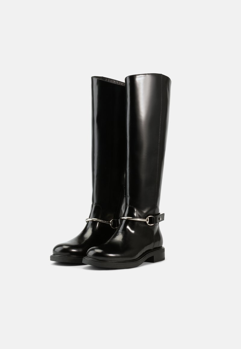 Knöchelhohe schwarze Stiefel aus glänzendem Material, mit einem silbernen Riemen und Ringdetails. Die klobige schwarze Sohle sorgt für Stabilität und Langlebigkeit.