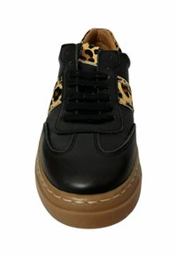 Zapatillas de piel negra con un panel de estampado de leopardo texturizado, cordones negros y suela de goma. Punta redondeada y detalles de costura.