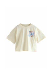 Cremefarbenes Kurzarm-T-Shirt mit rundem Ausschnitt und einer bunten Blumendetail-Tasche. Weicher Stoff mit lockerem Sitz.