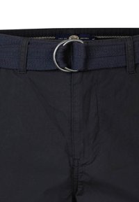 Pantalones cortos de un oscuro azul marino con un cinturón tejido que lleva una hebilla de anillo de plata, elaborados en una tela ligera, con una textura suave y costuras limpias.