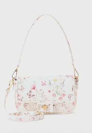 Petit sac à main blanc avec imprimé floral et papillons, fermoir doré et bandoulière amovible, présenté sur un fond blanc.