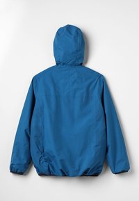 Modrá bunda s kapucí, elastickými manžetami a lemem, vyrobená z hladkého materiálu. Má jednoduchý design bez viditelných vzorů nebo kovových prvků.