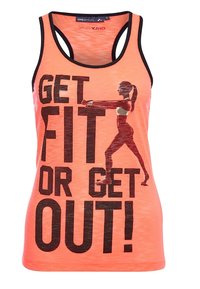 Camiseta atlética sin mangas de color naranja con el texto negro en negrita "¡PONTE EN FORMA O SAL DE AQUÍ!" y una silueta de un corredor. Tela texturizada, diseño de espalda nadadora.