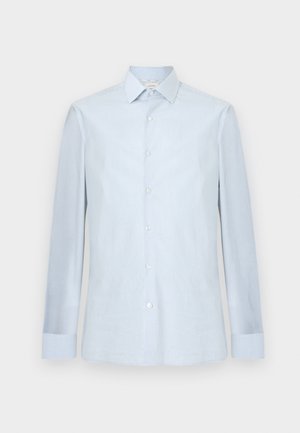 Chemise homme bleu clair à manches longues, fermeture boutonnée sur le devant, col pointu et motif à carreaux discret.