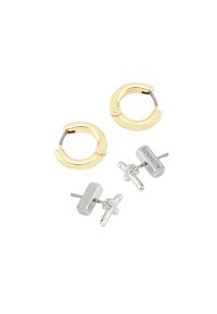 Pendientes en tono dorado en forma de aro y pendientes de botón en tono plateado con diseño de cruz, presentando superficies suaves y acabados pulidos.