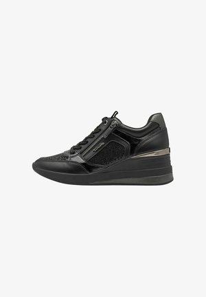 Sneakers con zeppa in pelle nera, caratterizzati da un pannello laterale testurizzato, design con lacci, zip decorativa e accento metallico sul tallone.
