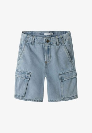 Shorts cargo en denim bleu clair avec fermeture à bouton, passants pour ceinture, deux poches latérales et deux poches à rabat sur chaque cuisse.