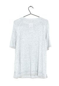 Jasnoszara krótko rękawowa bluzka o luźnym kroju, z fakturowanym wzorem dzianiny i żebrowanymi akcentami wzdłuż dekoltu i dołu.