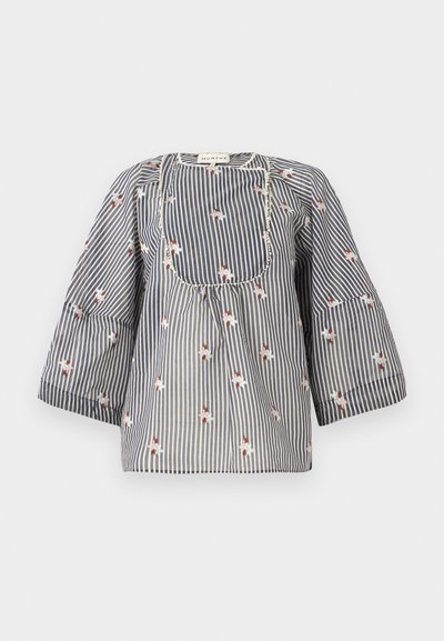 Blusa a righe blu e bianca con ricami floreali, scollo rotondo, maniche a tre quarti e corpetto arricciato per una vestibilità comoda.