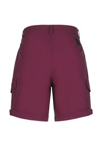 Burgundy shorts, joissa on tasainen etuosa, käännetyt hihansuut, sivulataus-taskut ja kumipinnoitettu logopaneeli. Sujuva, kevyt kangas.