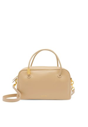 Sac à main rectangulaire en cuir beige avec doubles poignées, bandoulière amovible, quincaillerie dorée et nom de la marque discret à l'avant.