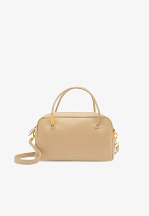 Beige rechteckige Lederhandtasche mit doppelten Griffen, abnehmbarem Schultergurt, goldfarbenen Beschlägen und dezentem Markennamen auf der Vorderseite.