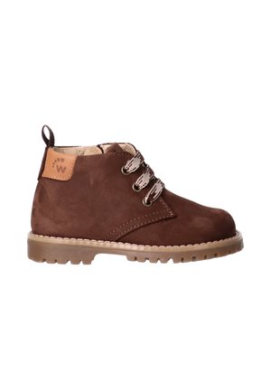Stivaletto da bambino in camoscio marrone con lacci beige e marroni, toppa sul tallone color cuoio chiaro e suola in gomma con motivo scolpito.