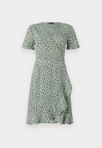 Grön omlottklänning med korta ärmar, v-ringning, utsvängd kjol och ett svartvitt bladmönster med en volangkant.