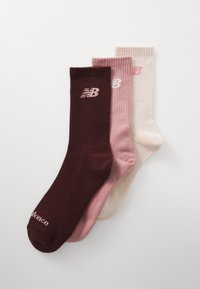 Drei Paar Crew-Socken in dunklem Burgunder, hellrosa und creme. Weicher gerippter Stoff mit 'New Balance'-Logo in kontrastierenden Farben.