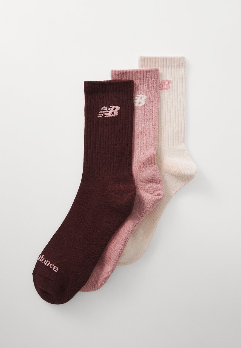 Três pares de meias de crew em bordeaux escuro, rosa claro e creme. Textura macia e ribada com o logótipo 'New Balance' em cores contrastantes.