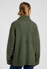 Lee Trui - olive gray